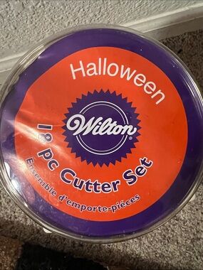Wilton 2005 Halloween 18 Piece Cookie Cutter Set